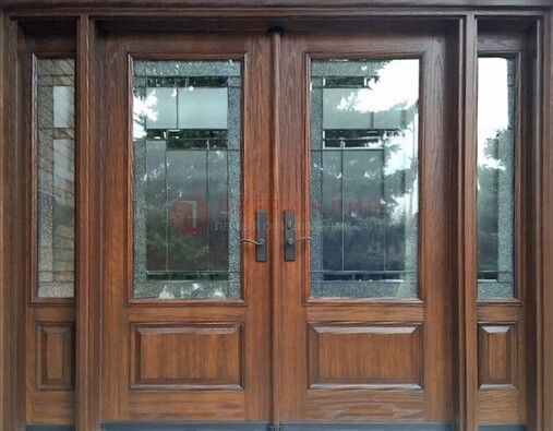 Распашная стальная дверь с массивом с витражом и фрамугами ВЖ-21 Кириши