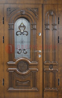 Коричневая двухстворчатая железная дверь с МДФ и витражом ВЖ-32 Кириши