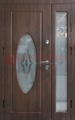 Коричневая двухстворчатая железная дверь с МДФ и витражом ВЖ-33 Кириши